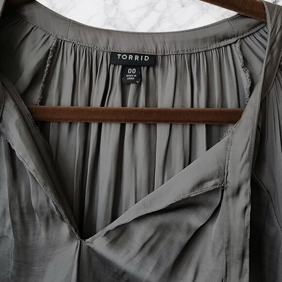 Torrid Gray Tie Front Peasant Blouse Size 00 (M/L) - Picture 4 of 6